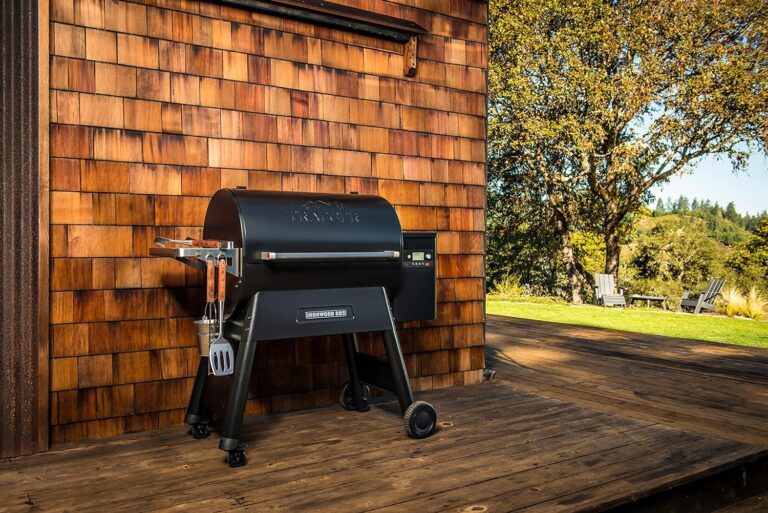 Traeger Grills Ironwood 885 Wood Pellet Grill and Smoker with WIFI Smart Home Technology in Black